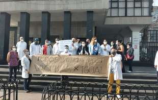Los inconformes portaron cartulinas y marcharon por las calles del centro
