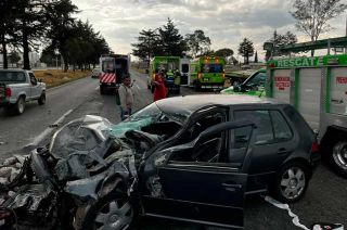 El conductor de un Volkswagen Golf, se estrelló en la parte posterior de un camión de volteo