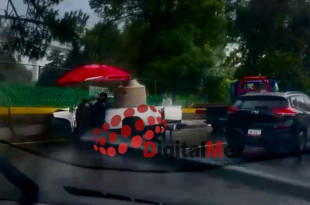 Una camioneta pickup Nissan blanca se estrelló contra la barra de contención en la carretera México-Toluca, a la altura del restaurante La Escondida.