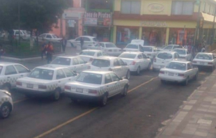 Bloquean centro de Tianguistenco docenas de taxis; exigen echar fuera "piratas"