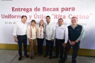 Entrega de la Beca “Rita Cetina” en Nezahualcóyotl, donde autoridades federales y estatales anunciaron apoyos económicos.
