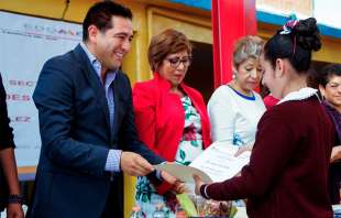“Todos los que tengan sus hijos en nivel primaria, secundaria, puedan pasar", estamos recibiendo la documentación ahorita. Indicó el alcalde