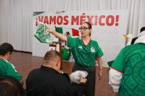 Azucena Cisneros Coss, entregó trofeos y reconocimientos a las y los participantes del Mundialito Interescolar.