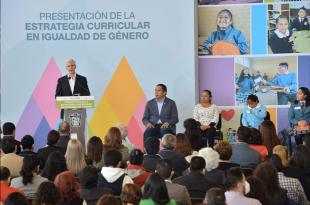 El gobernador explicó que el propósito es eliminar las desigualdades entre hombres y mujeres con planes escolares con perspectiva de derechos humanos e igualdad de género.