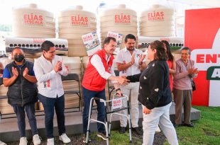 El legislador entregó tinacos, calentadores, sillas de ruedas, andaderas y bastones durante una jornada con habitantes de Naucalpan.