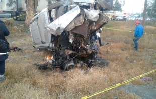 Dos muertos al volcar camioneta en San Salvador Atenco