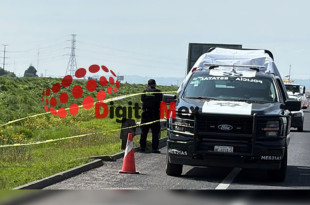 Autoridades acordonaron la zona y personal forense de la Fiscalía del Estado de México inició las investigaciones para esclarecer el caso.