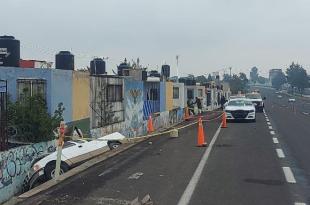 El vehículo transportaba varias cajas y en la zona quedó tirado un tanque de gas LP.