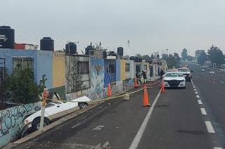 El vehículo transportaba varias cajas y en la zona quedó tirado un tanque de gas LP.