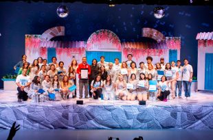 La temporada de Mamma Mia! concluyó en Toluca con cuatro funciones llenas, reconocimiento al talento local y la entrega simbólica de un donativo a la Cruz Roja Mexicana Delegación Toluca como parte de la iniciativa “El Arte también Salva Vidas”.