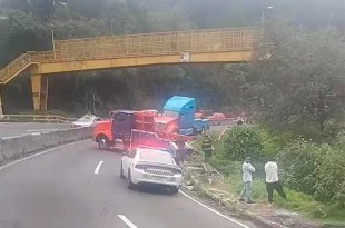 Se requirió de una grúa para remolcar la camioneta involucrada en el accidente.