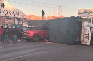 El accidente causó daños materiales y una colisión con una camioneta roja.