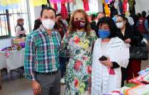 Estuvo acompañado de la presidenta del DIF, Lucy Vargas Jaramillo; la doctora Virginia Peñaloza Rueda, presidenta de la Red Nacional de Artesanos