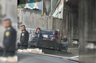 Camioneta volcada sobre la vía México-Toluca
