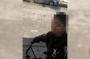 En el video se escucha al menor exigirle a un peatón que entregue su celular, de lo contrario amenaza con "picarlo" con su cuchillo.