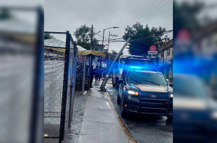 Elementos de Protección Civil y Policía Municipal acordonaron el área para evitar riesgos a transeúntes y vehículos.